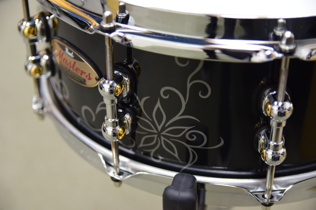 pearl_drum's tweet photo. #PearlColorsInfinity 選挙で見事一位に輝いたsakuraさんのデザインを纏ったスネアドラムが入荷してきました!弊社スタジオで記念撮影をしてから(笑)応募頂いた方への特賞景品として出荷致しました!当選した方へは、近日中に到着します!どうぞお楽しみに!! https://t.co/WWCXPT6Gtw
