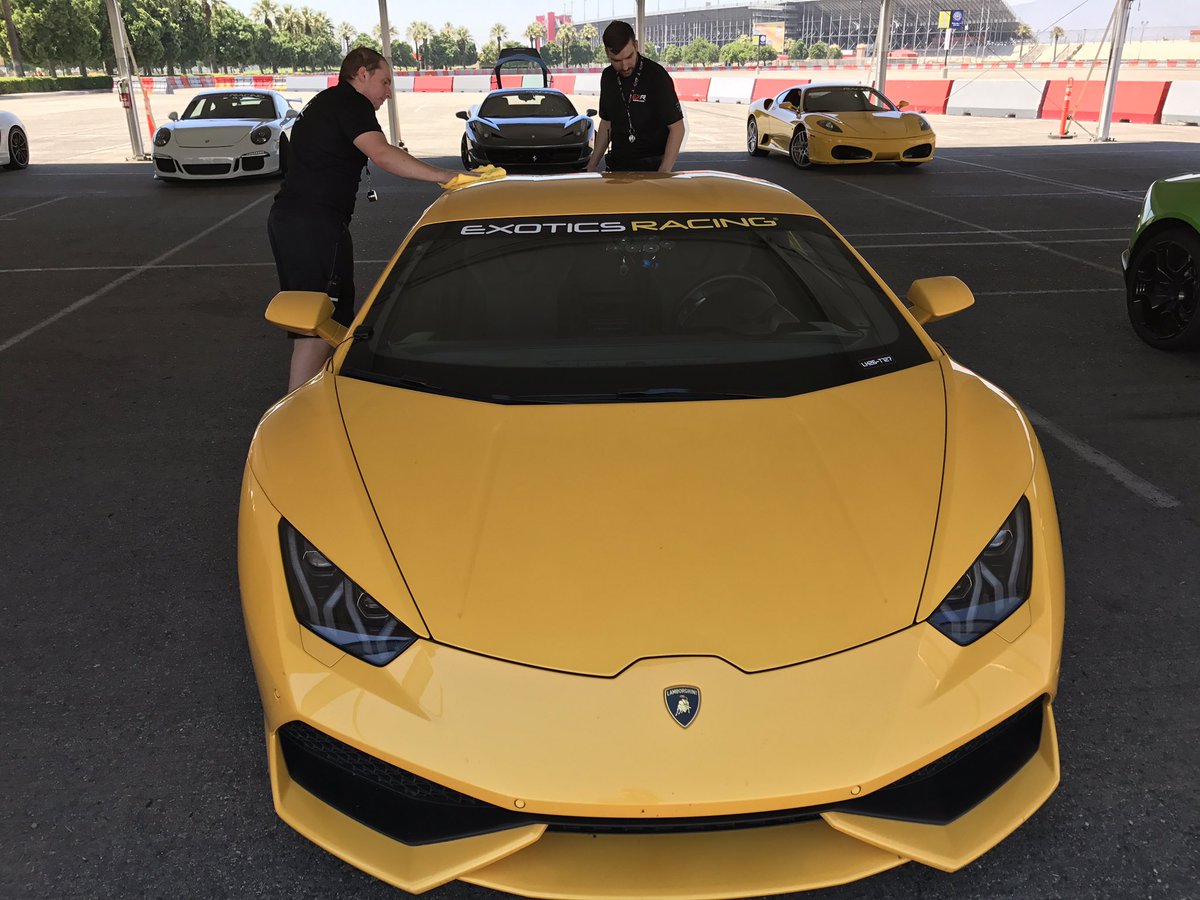 ExoticsRacingLA's tweet photo. Here at #ExoticsRacingLA we make sure our cars look there best. Just look at that shine in our #Lamborghini #Huracán https://t.co/j2Grzulqpj