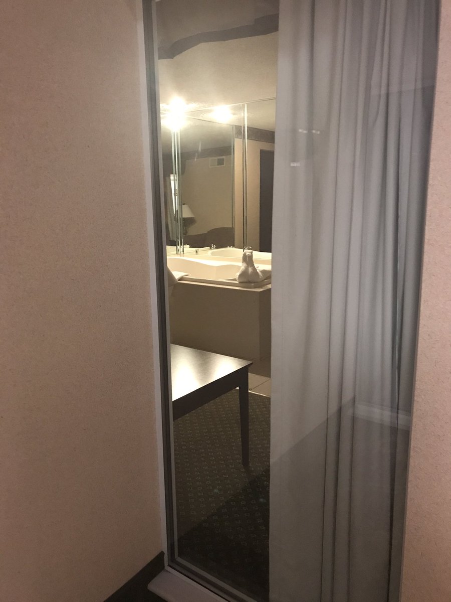 goonie18's tweet photo. @FBHWJoe @FBHWJustin @NoPHinSteven @hotwingsfbhw @freebeergregg on the road and walked by this fine room in my hotel. Taken from hallway😂 https://t.co/LuQRxhr9ee