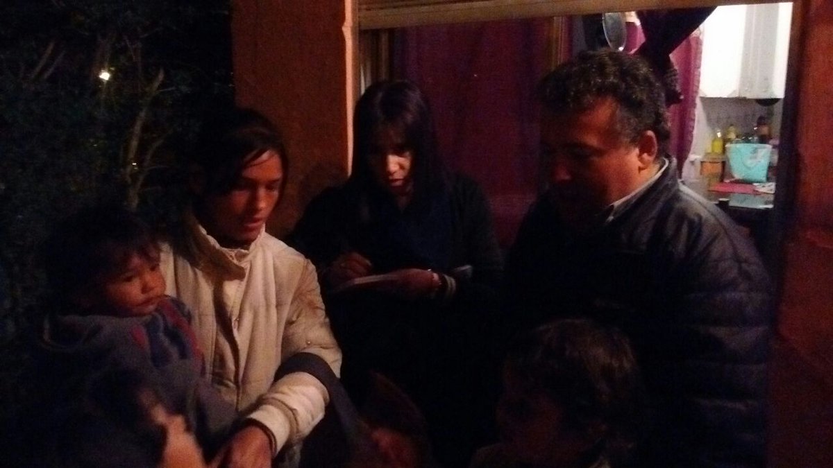 arenacarlos's tweet photo. #VILLAROSA Escuchando a los vecinos del Barrio 9 de Julio. Junto a Vanina y Silvana asesorando sobre microcréditos. https://t.co/BaXzbXFTve