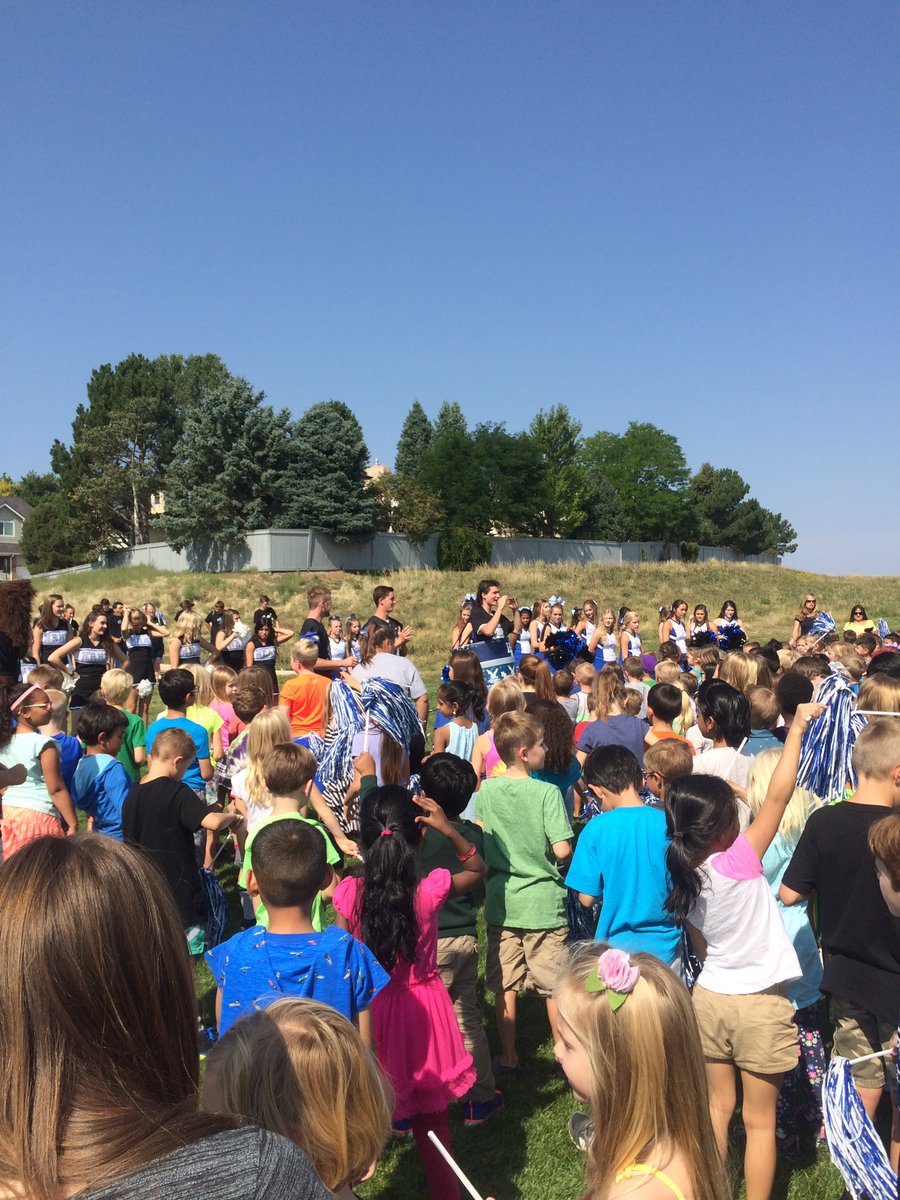 eaglessoar101's tweet photo. A wonderful homecoming pep rally! Thank you @HRHSFootball @HRHSFalconCheer @hrhsbands for making this an amazing event every year!#loveERE https://t.co/EWDmtp84tU