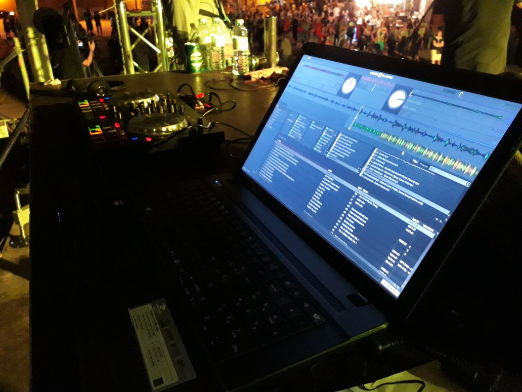 LaFurgoRuah's tweet photo. Últimos retoques de la prueba de sonido de #Contrabandeando y empezamos a #darbrea #UnBuenPlanParaFerias #UnBuenPlanParaFieras https://t.co/e1Tiq6919o