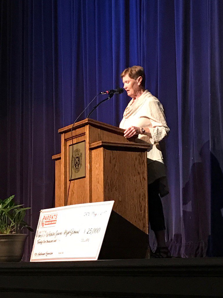 SimpsonTake2's tweet photo. @WGAlumni office leader Pat Voss welcoming parents and sharing different ways they can contribute to the school! https://t.co/WOSqpyUc1W