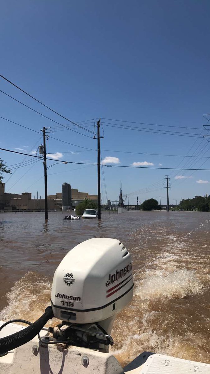 Zach_English10's tweet photo. Pretty weird pulling up to Bucees in a boat https://t.co/meBq7QJ8mc