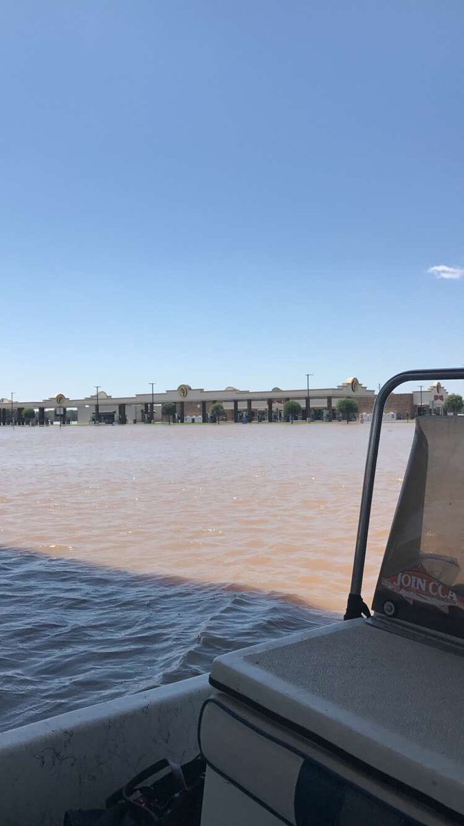 Zach_English10's tweet photo. Pretty weird pulling up to Bucees in a boat https://t.co/meBq7QJ8mc