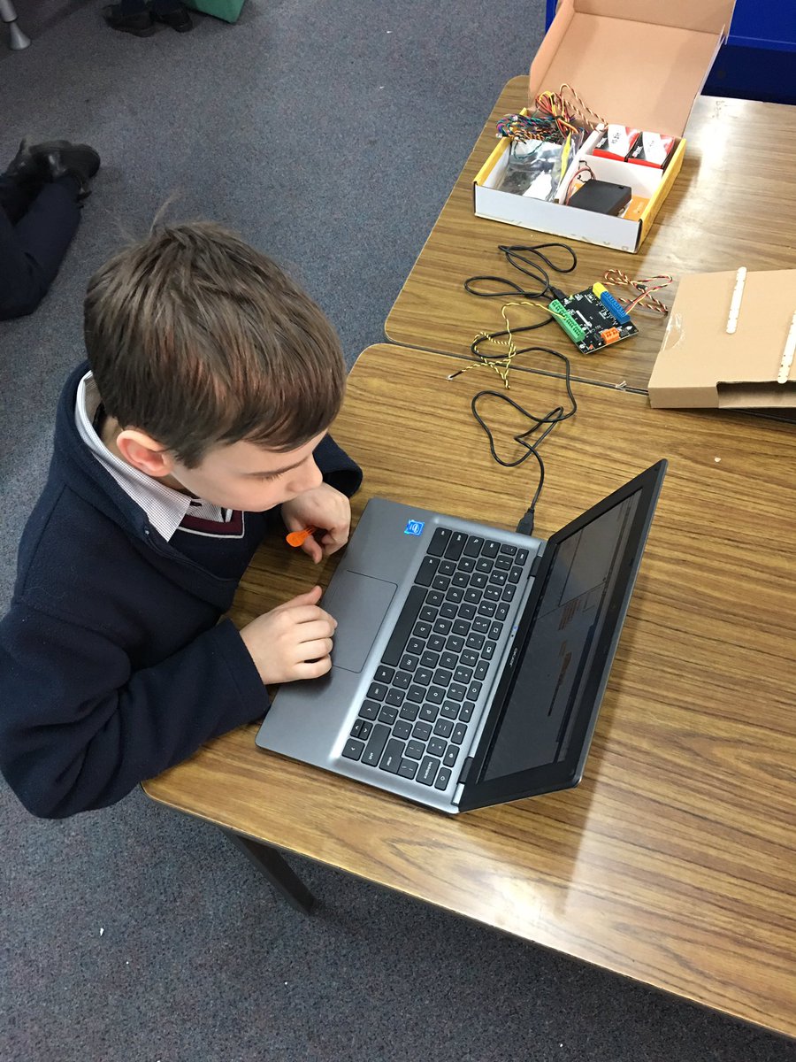 Makerspace_SPA's tweet photo. Some very critical &amp; creative thinking taking place in our robotics club! Loving the collaboration between students across year levels! https://t.co/0LwDopERCN