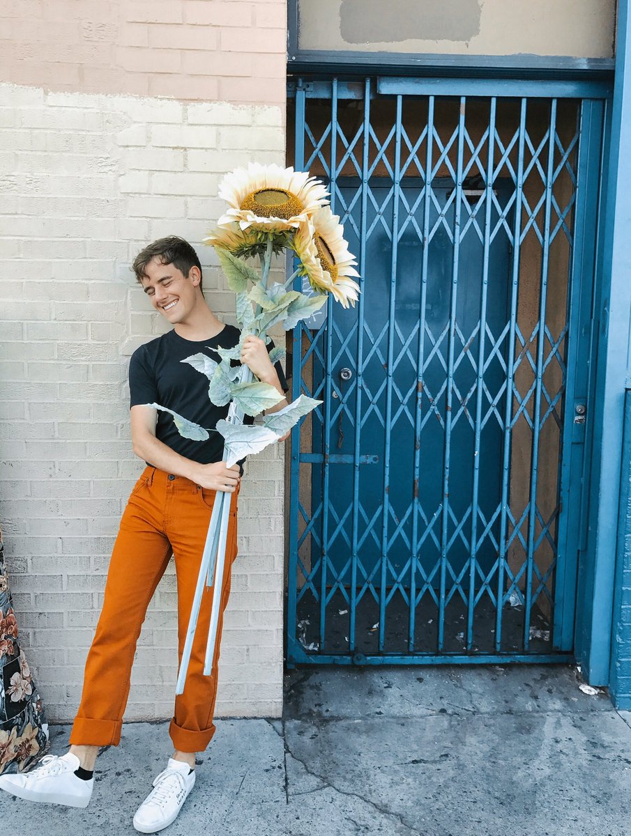 connorfranta's tweet image. i bought these giant plastic sunflowers for a little thing im workin' on and its truly stupid how giddy i am about finding them 🙄😍