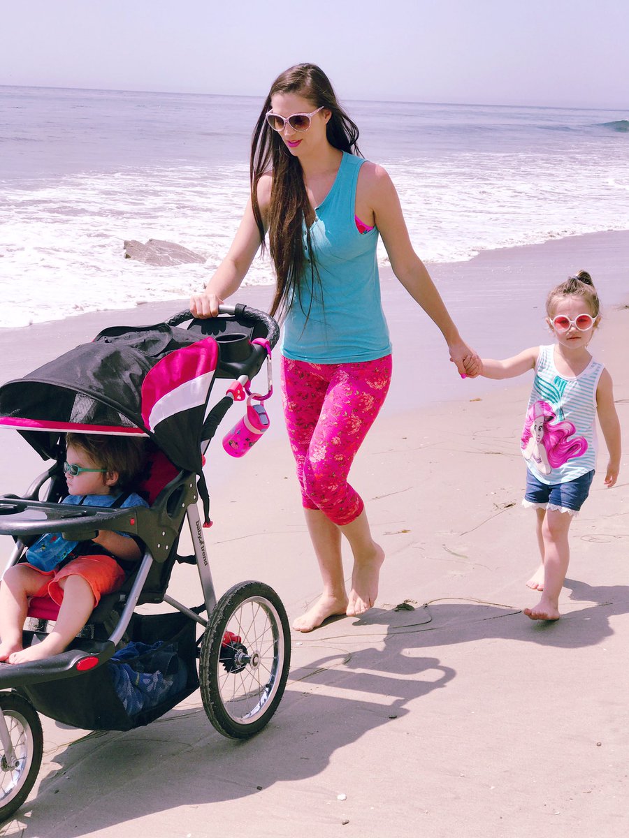 ashleytesoro's tweet photo. On the #beach with my loves today! #Gabriella #lilanthony @AnthonyTesoro https://t.co/D7W3vYmI8G