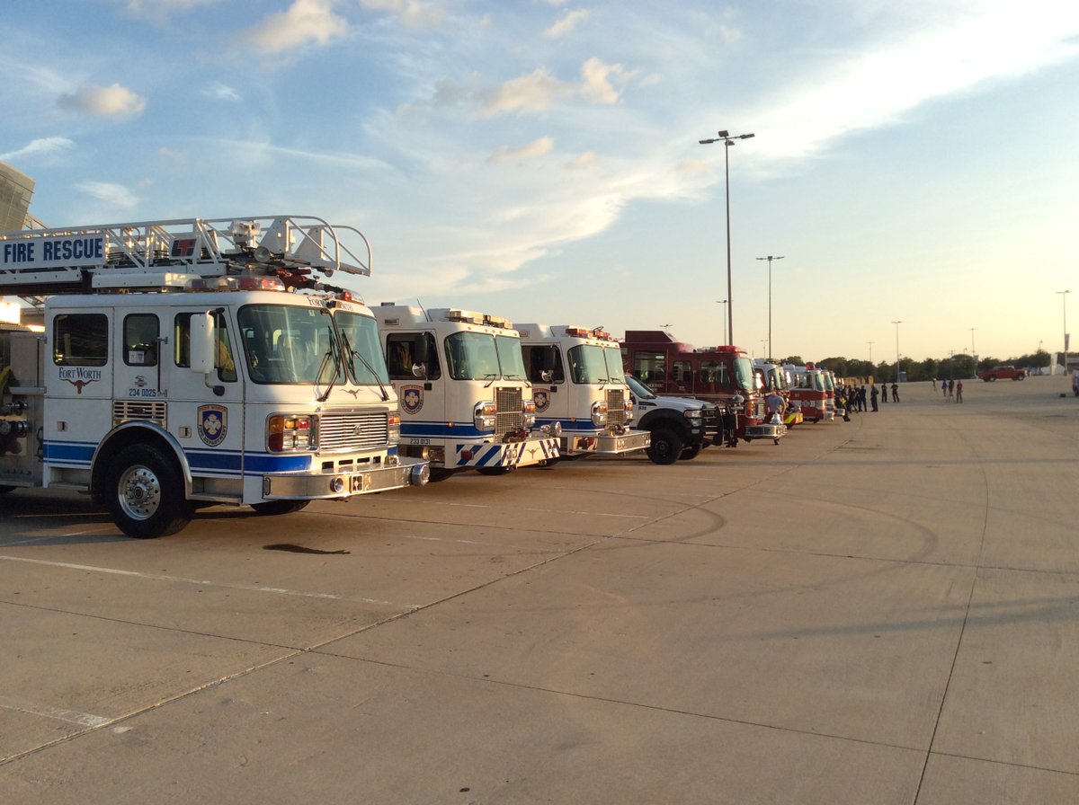 FortWorthFire's tweet photo. NTX Firefighters on the way to help with #Harvey 17 Firetrucks headed south! https://t.co/Kw9C3CXdcC