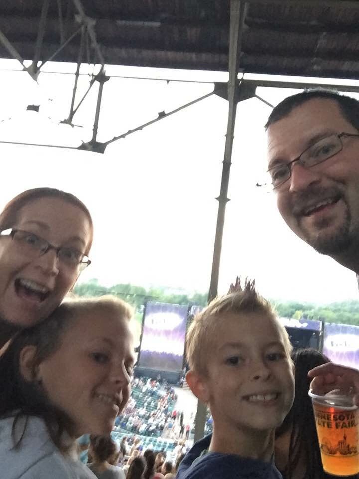 RissaBel's tweet photo. Kiddos first concert. @PTXofficial #BestFairDayMN https://t.co/90JeASLIfx