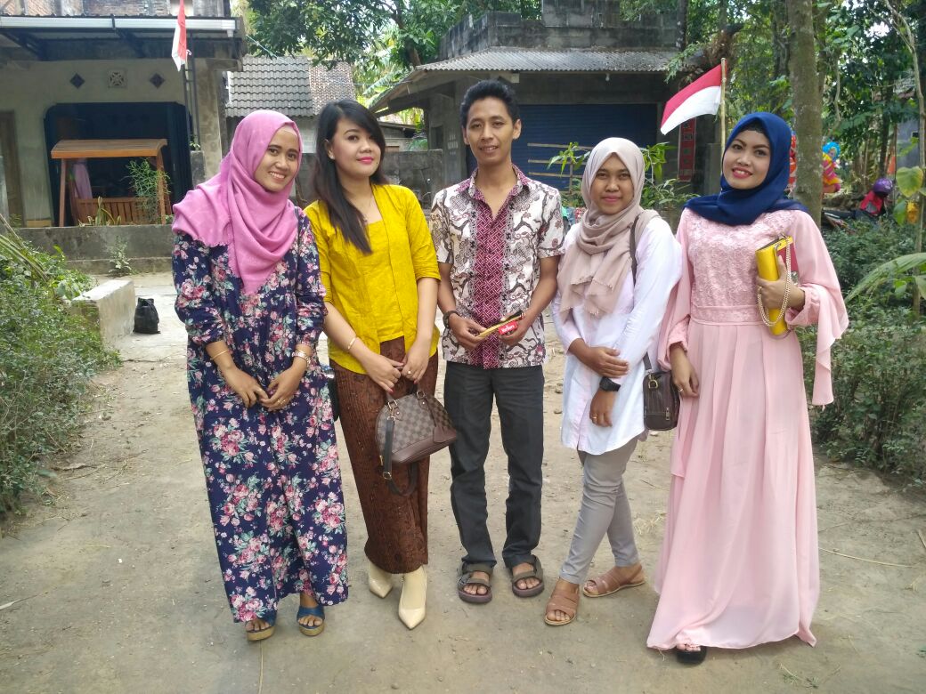 Ve_Vernyy's tweet photo. Dulu kita kurus sampe kalo pake seragam ikat pinggangnya sisa panjang bgt dan sekarang gk usah ribet pake ikat pinggang baju ud sesak smua https://t.co/cyCX3SofkO