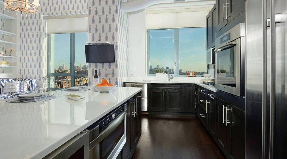 A #bold wallpaper can really bring personality to any room. (Pic: <a href="/LeverageRE/">LeverageRE</a>) #homedecor #milliondollarlisting #realestate