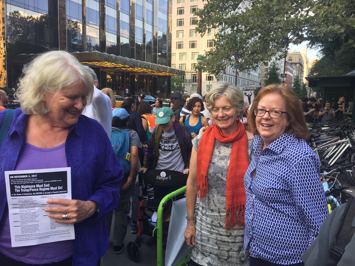IraYankwitt's tweet photo. #MobilizingLiteracy standing in solidarity with Immigrant New York to #DefendDACA https://t.co/kYa8Nog5DP