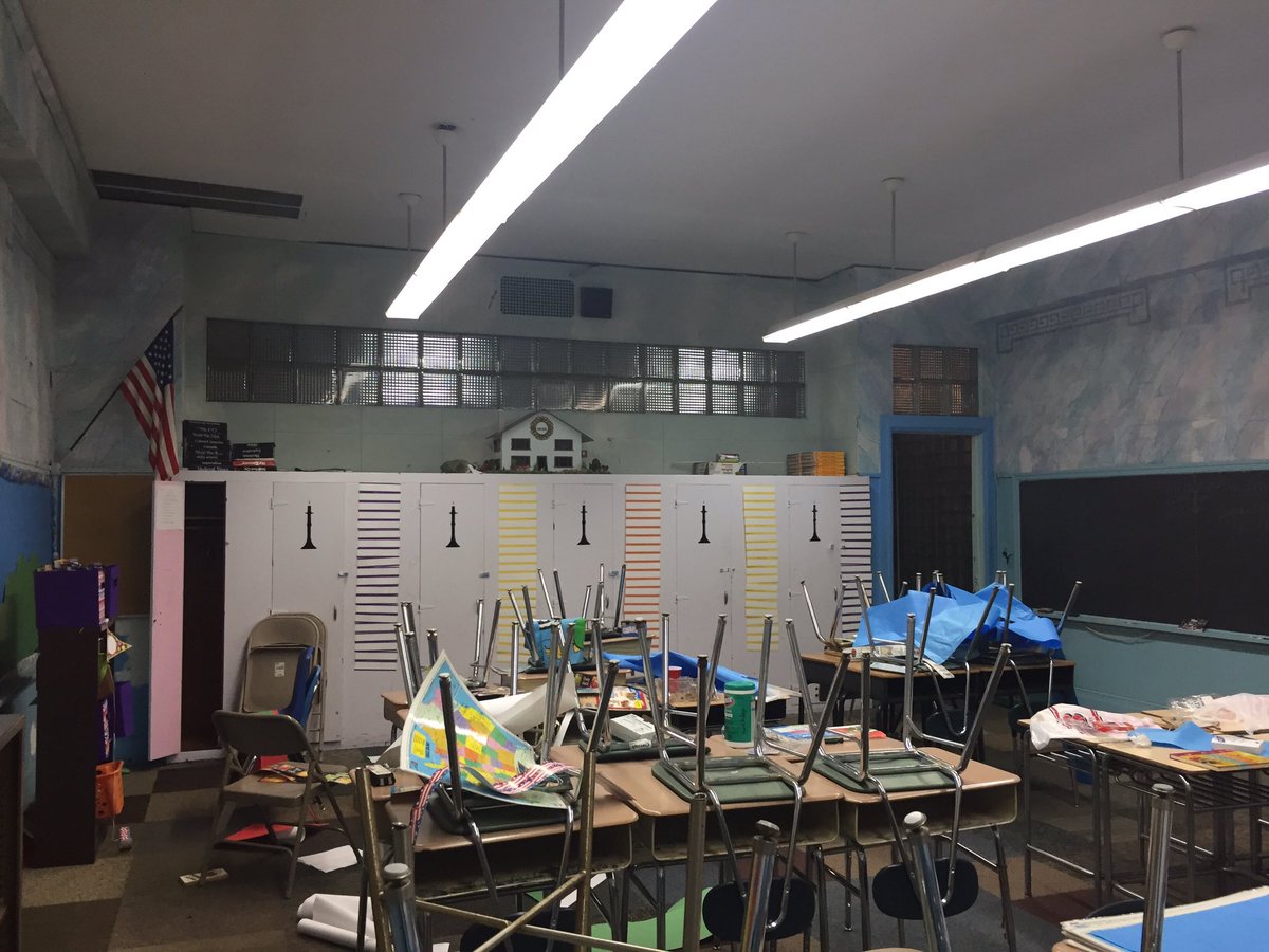 TeacherVsWorld's tweet photo. Coming along #slowlybutsurely #classroomsetup2017 #FirstYearTeacher #firstyearhere https://t.co/32tBvQtX0m