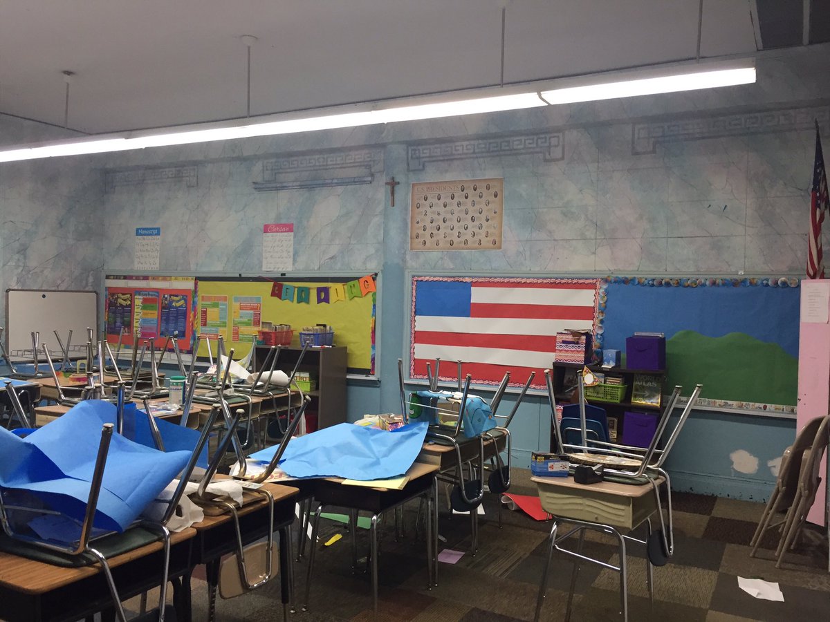 TeacherVsWorld's tweet photo. Coming along #slowlybutsurely #classroomsetup2017 #FirstYearTeacher #firstyearhere https://t.co/32tBvQtX0m
