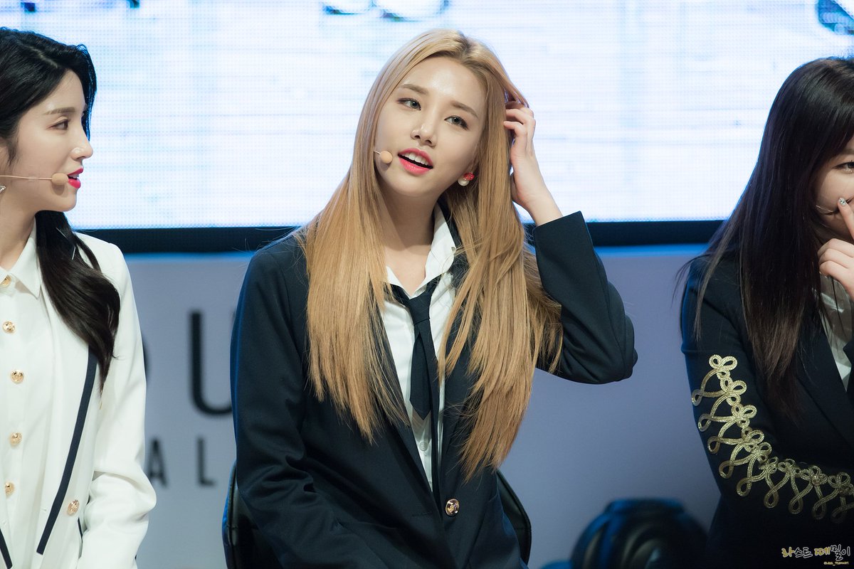 LastTae's tweet photo. 170417 - #라붐(#LABOUM) #휘휘(#HwiHwi) #쇼케이스 - #솔빈
@officialLABOUM @SOLBIN_LABOUM 

https://t.co/Es7KSsDO9l https://t.co/zOhfpKz4Pg