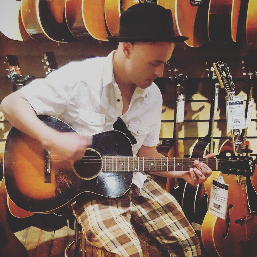 aworldforyou's tweet photo. #hollywood #aworldforyou @theroxy @guitarcenter @gibsonguitar https://t.co/K94yOhdOF1
