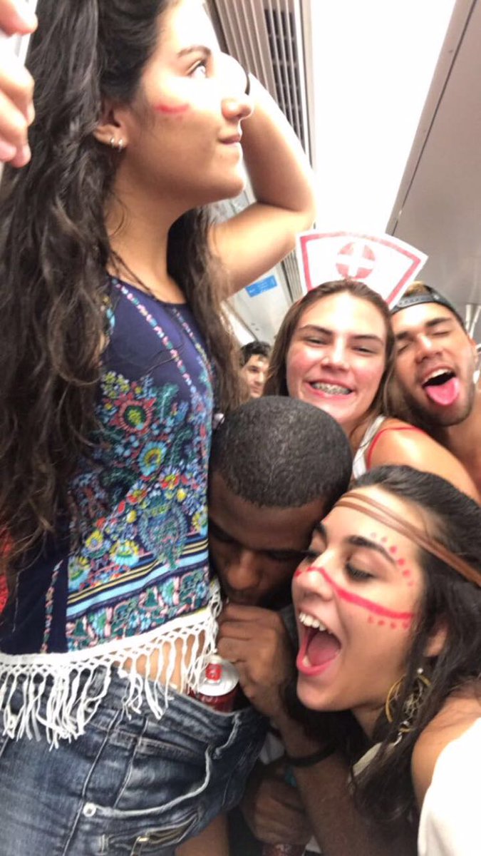 santoscaio119's tweet photo. Deixando aqui essas fotinhas desse dia do carnaval que entrou pra historia e foi o dia mais engraçado, só saudadess ❤❤ #ometro #Pré https://t.co/Wkgn80mreH