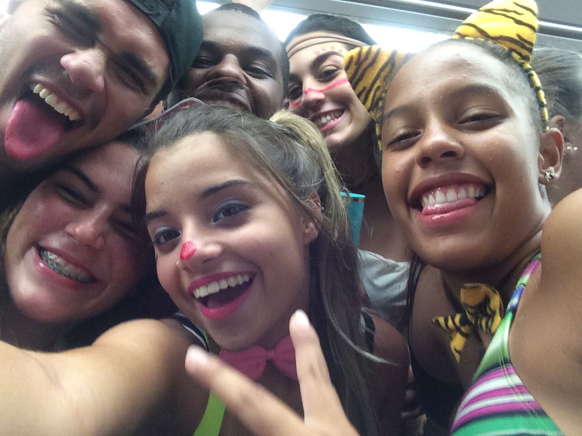 santoscaio119's tweet photo. Deixando aqui essas fotinhas desse dia do carnaval que entrou pra historia e foi o dia mais engraçado, só saudadess ❤❤ #ometro #Pré https://t.co/Wkgn80mreH