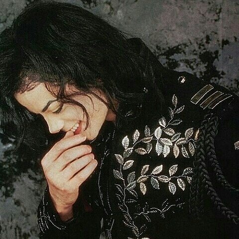 MJacksonEuropa's tweet photo. Les deseamos desde lo más profundo de nuestros corazones a nuestro #MichaelJackson un Feliz Cumpleaños! 🎉🎂🎈 https://t.co/GEVBb6w8Hj