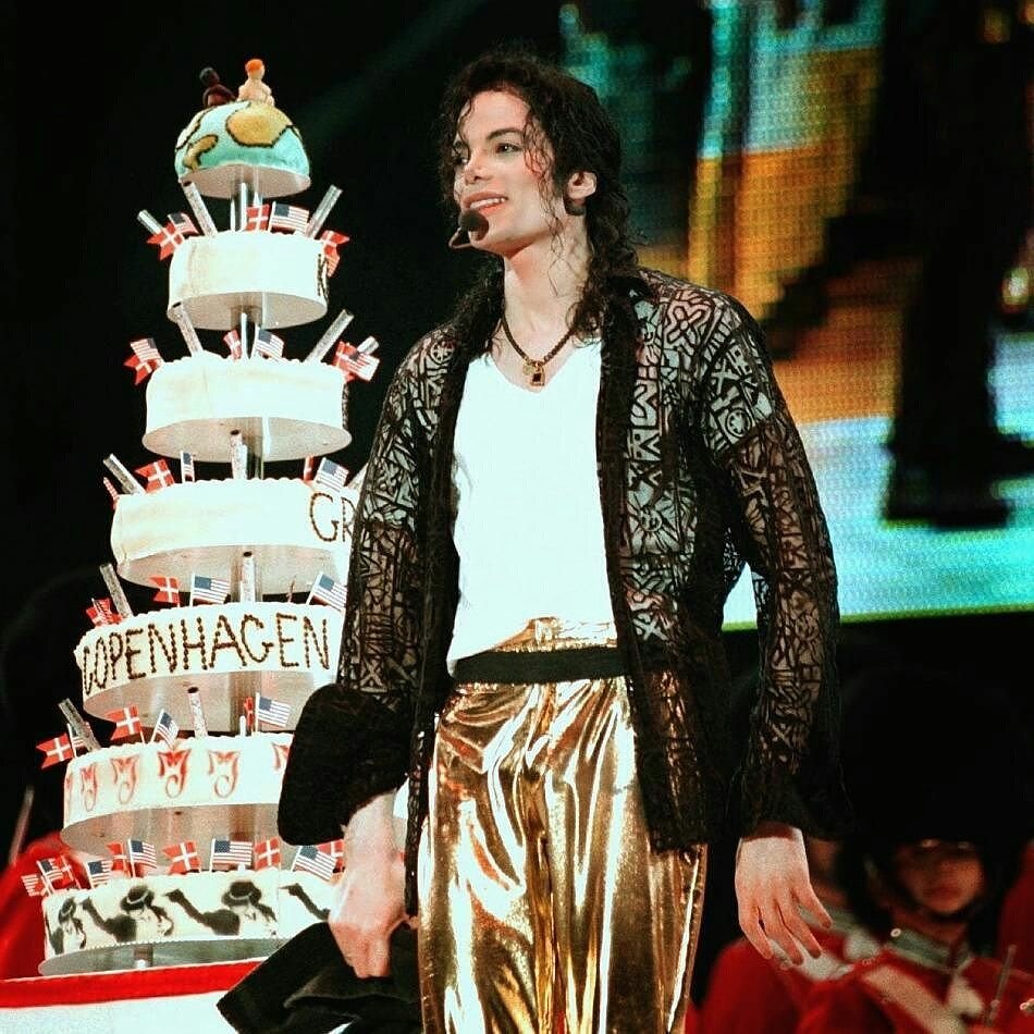 MJacksonEuropa's tweet photo. Les deseamos desde lo más profundo de nuestros corazones a nuestro #MichaelJackson un Feliz Cumpleaños! 🎉🎂🎈 https://t.co/GEVBb6w8Hj
