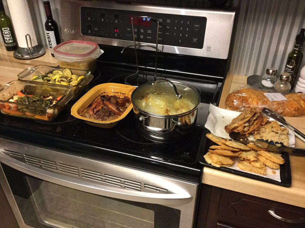 NicholeDZLN's tweet photo. Love when I go home to moms! #noonedoesitlikemom #homecooking https://t.co/4u19VwjzGP