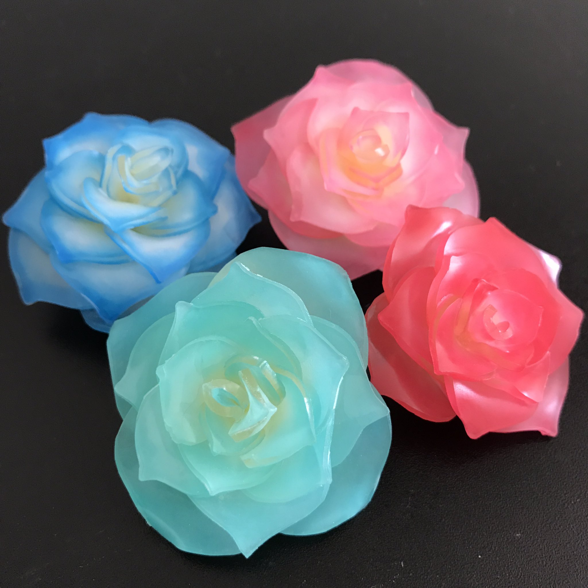 ひなり Erehwon 薔薇って漢字で書けますか 私は書けません ２年前は２枚目右側の物が完璧だと思いましたが 心に残り続ける違和感 生花を解体して観察して 練り直しました これからはコレが 私の薔薇です プラバン Erehwonhinalee