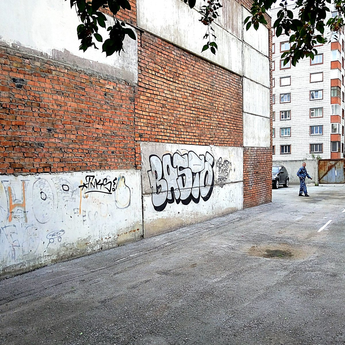 streetartsib's tweet photo. А за углом охранник охраняет старый кусок 💂
.
.
.
#streetartsib #graffiti #vandals #streetart #bombing #spraying  #b&amp;w #piece #artvandal https://t.co/OE0uMnB4oO
