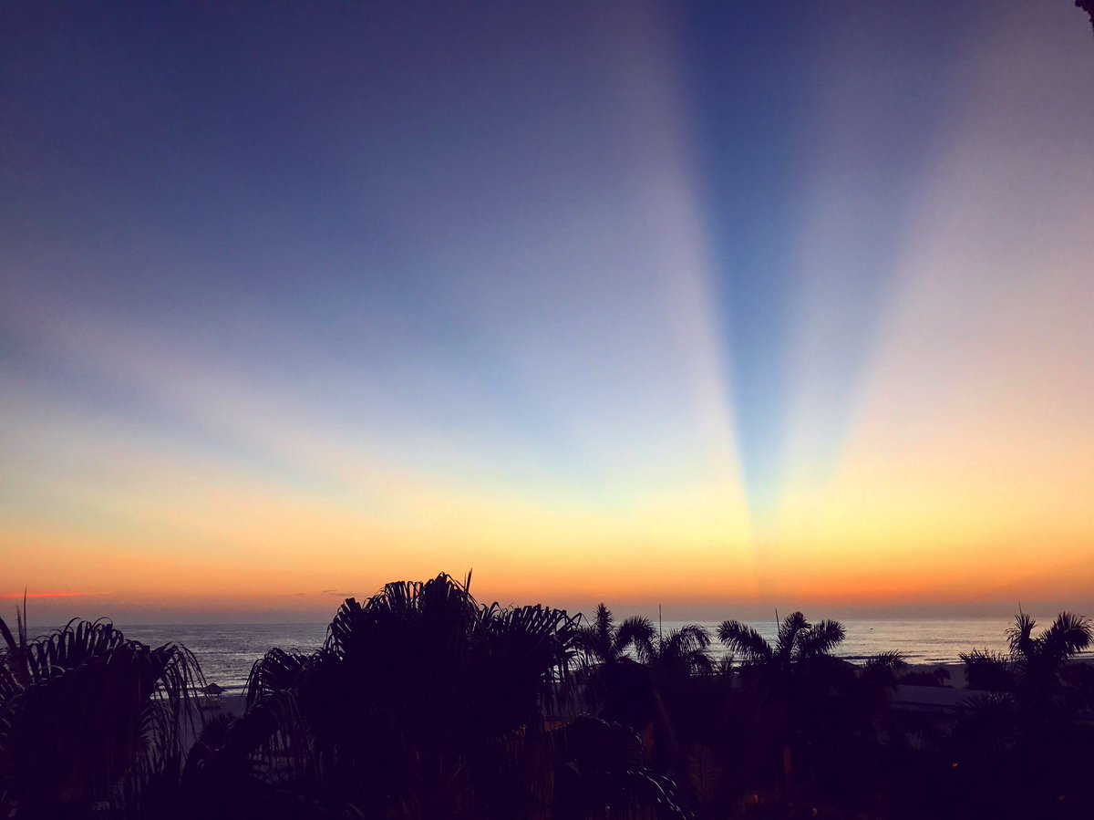 alensarell's tweet photo. #sunset in #stpetebeach .. #paradise 🌅Photo from @SirataStPete #hotel 👌🏼#flkeys #florida #sunshinestate https://t.co/WjJfqaFrh9