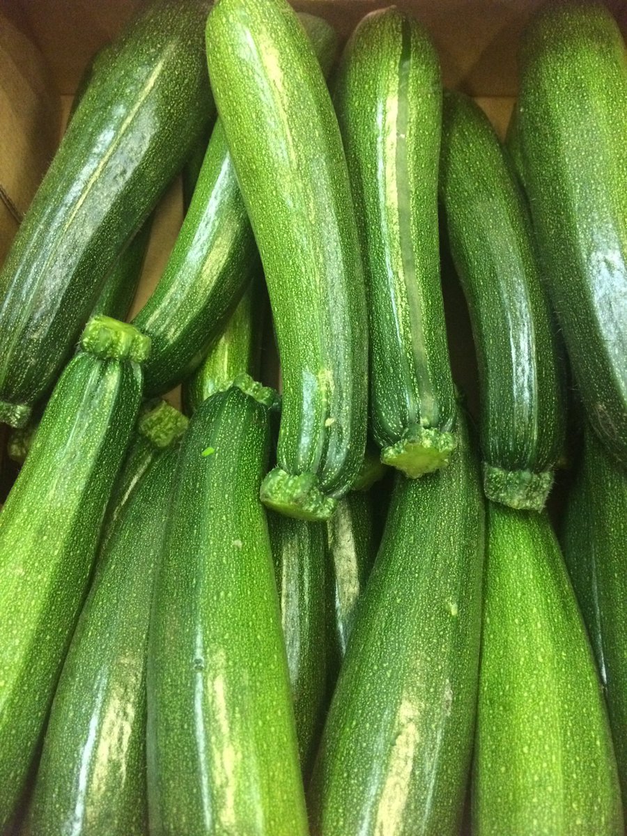 Flying the flag! English Tomatoes and Courgettes available at the moment.🇬🇧 #tomatoes #courgette #english #wholesale #freshproduce
