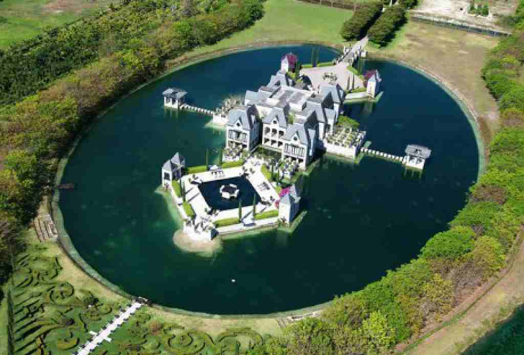 Огромная часть окруженная водой. Версаль Флорида особняк. Дом Чарльза Зигера. Касл Хаус замок. Версаль (Уиндермир, Флорида).