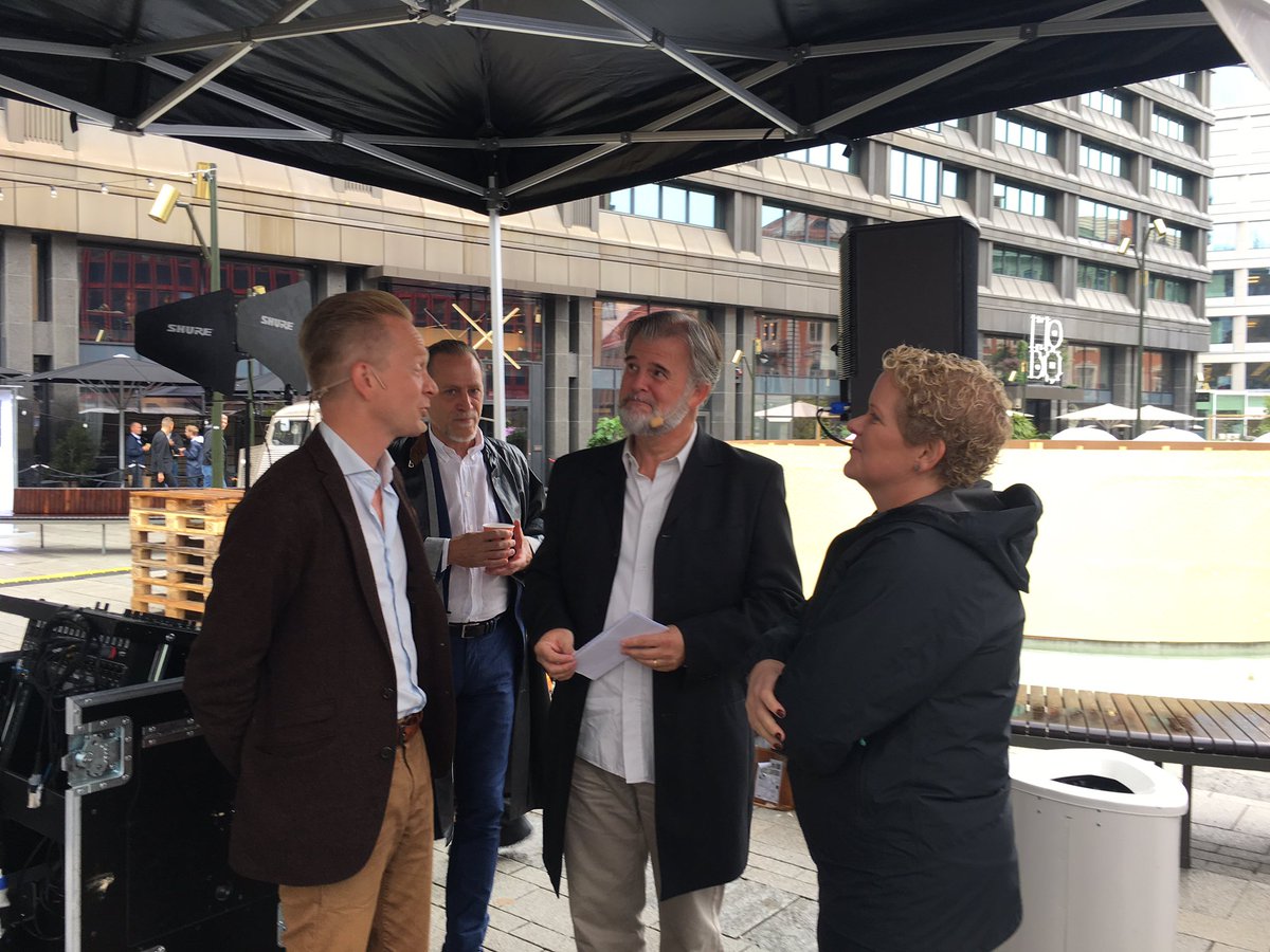 Historisk dag när nya Brunkebergstorg invigs! <a href="/nerlund/">Henrik Nerlund</a> moderator för förmiddagen med <a href="/KWanngrd/">Karin Wanngård</a> <a href="/DanielHellden/">Daniel Helldén</a>