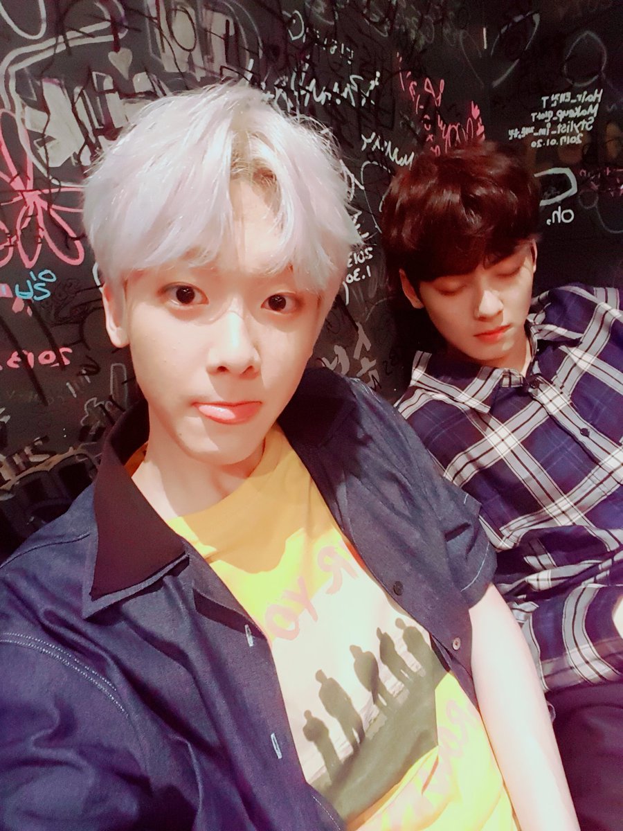 offclASTRO's tweet photo. 내가이겼다 ㅎㅎㅎㅎ로하 제가이겼어요😄😄😛😛헤헿
#훗 #방심하다니 #메롱 https://t.co/AemxlkJpWy