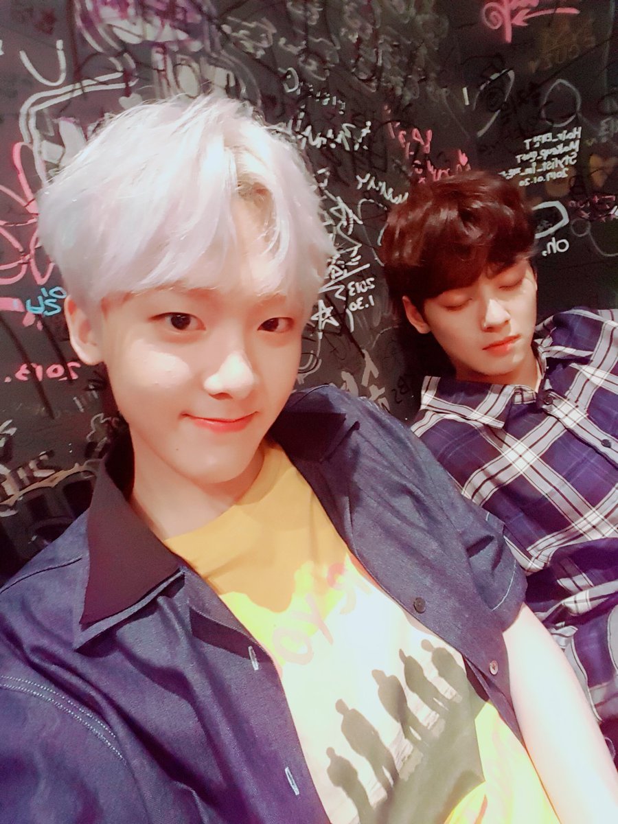 offclASTRO's tweet photo. 내가이겼다 ㅎㅎㅎㅎ로하 제가이겼어요😄😄😛😛헤헿
#훗 #방심하다니 #메롱 https://t.co/AemxlkJpWy