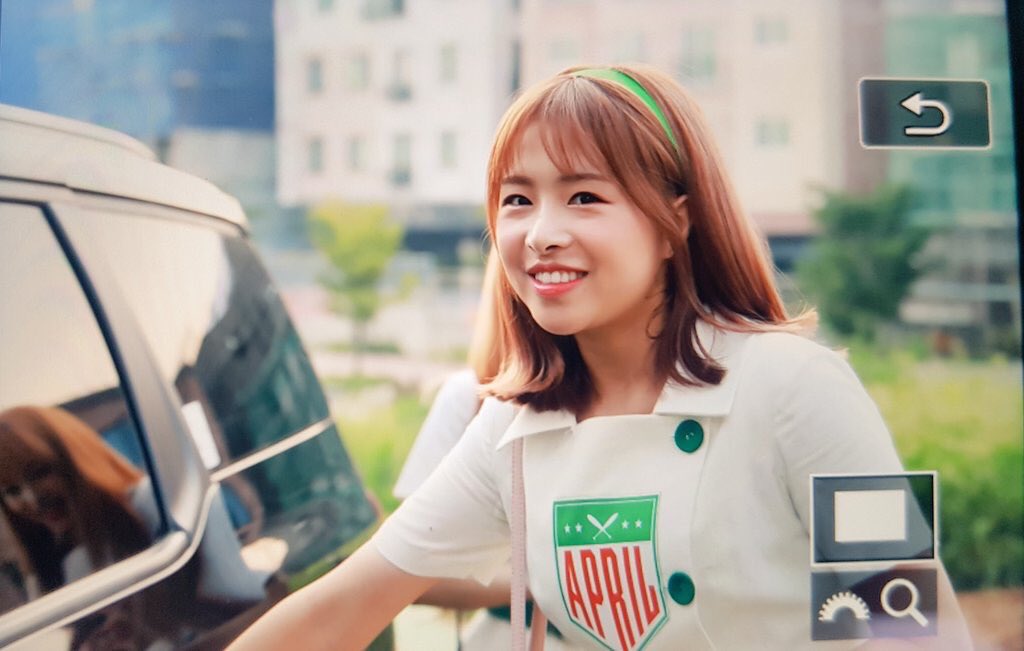 April_TH's tweet photo. ❗️} แชวอนตัดผมสั้น หน้าม้า!! 😳 น่ารักอะไรขนาดนี้ล่ะพี่แช่ #APRIL #에이프릴 #CHARWON #April_TH https://t.co/JWBRDnemhs