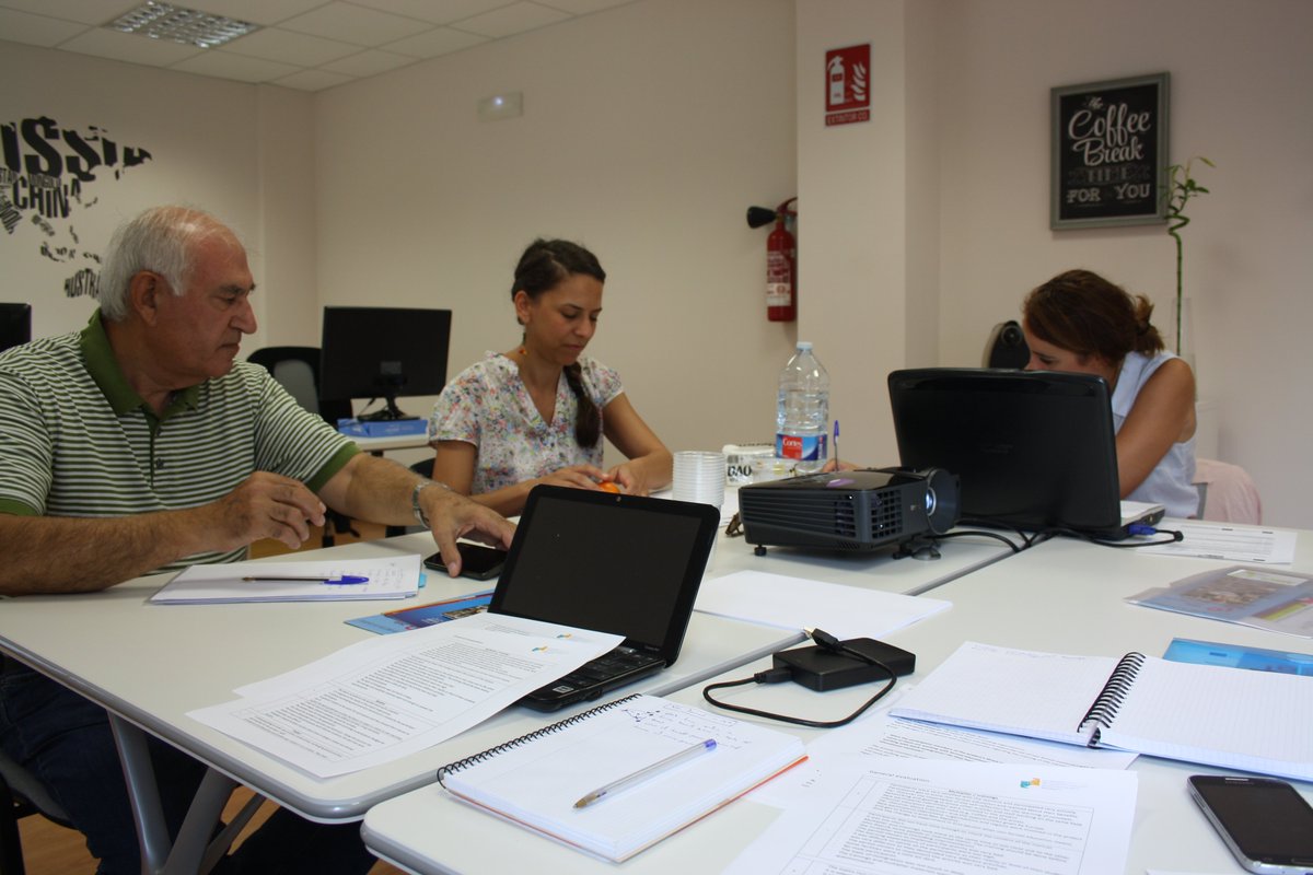 TweetNeoSapiens's tweet photo. Última reunión en #Logroño de nuestro proyecto #Erasmus+ para incorporar metodologías no formales a la enseñanza de idiomas para migrantes. https://t.co/7a1wKyM3H0