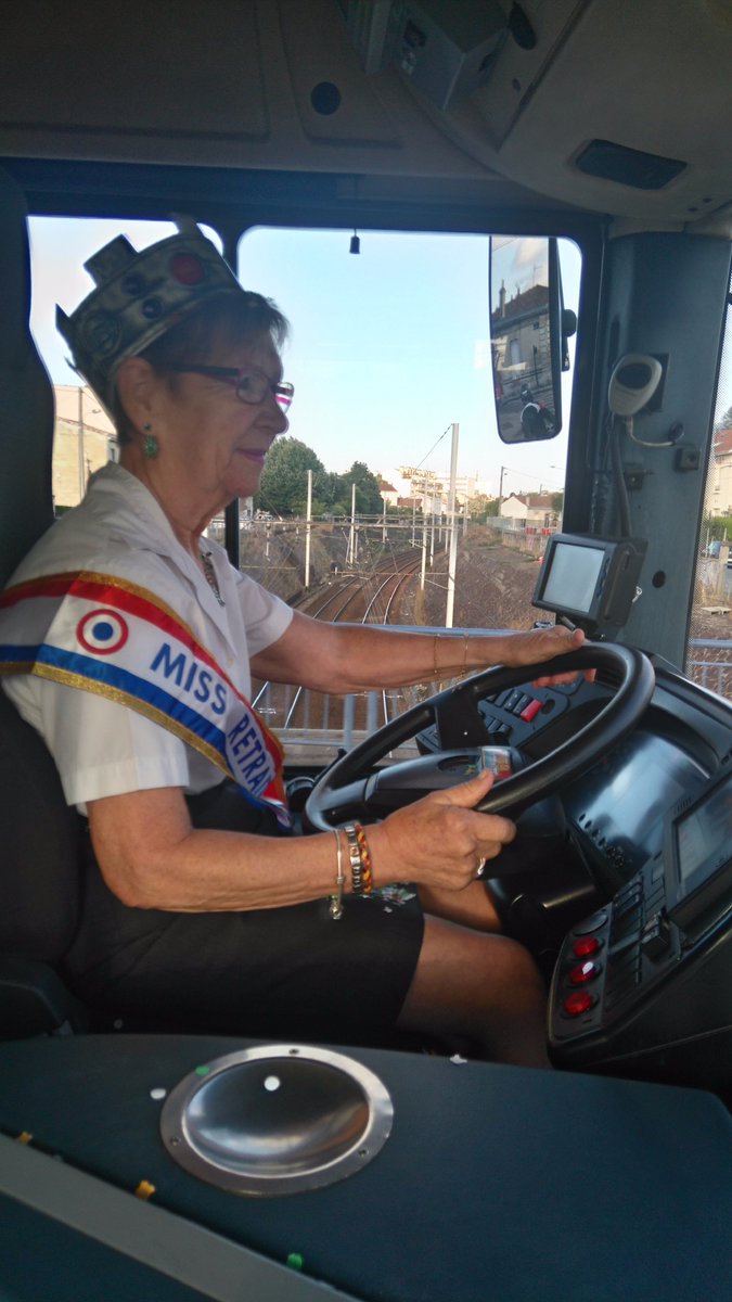Vincoabi's tweet photo. Je viens d'être un des derniers passagers de Marcelle, 36 ans derrière le volant, dont 13 chez @info_tbm. Bonne route Marcelle ! https://t.co/vomkwlpaSK