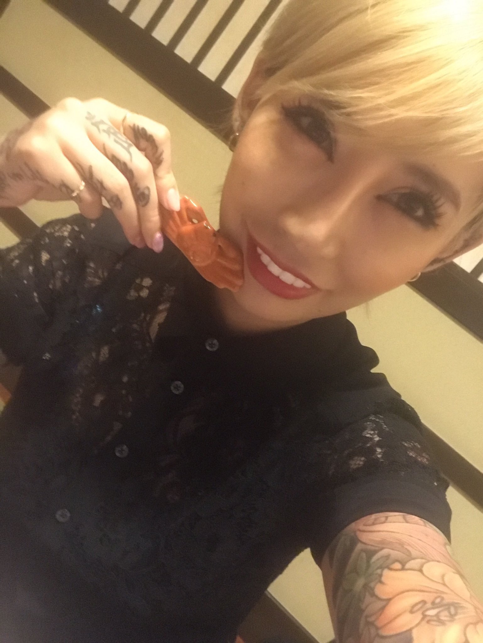 AV飯島くうが刺青  / X