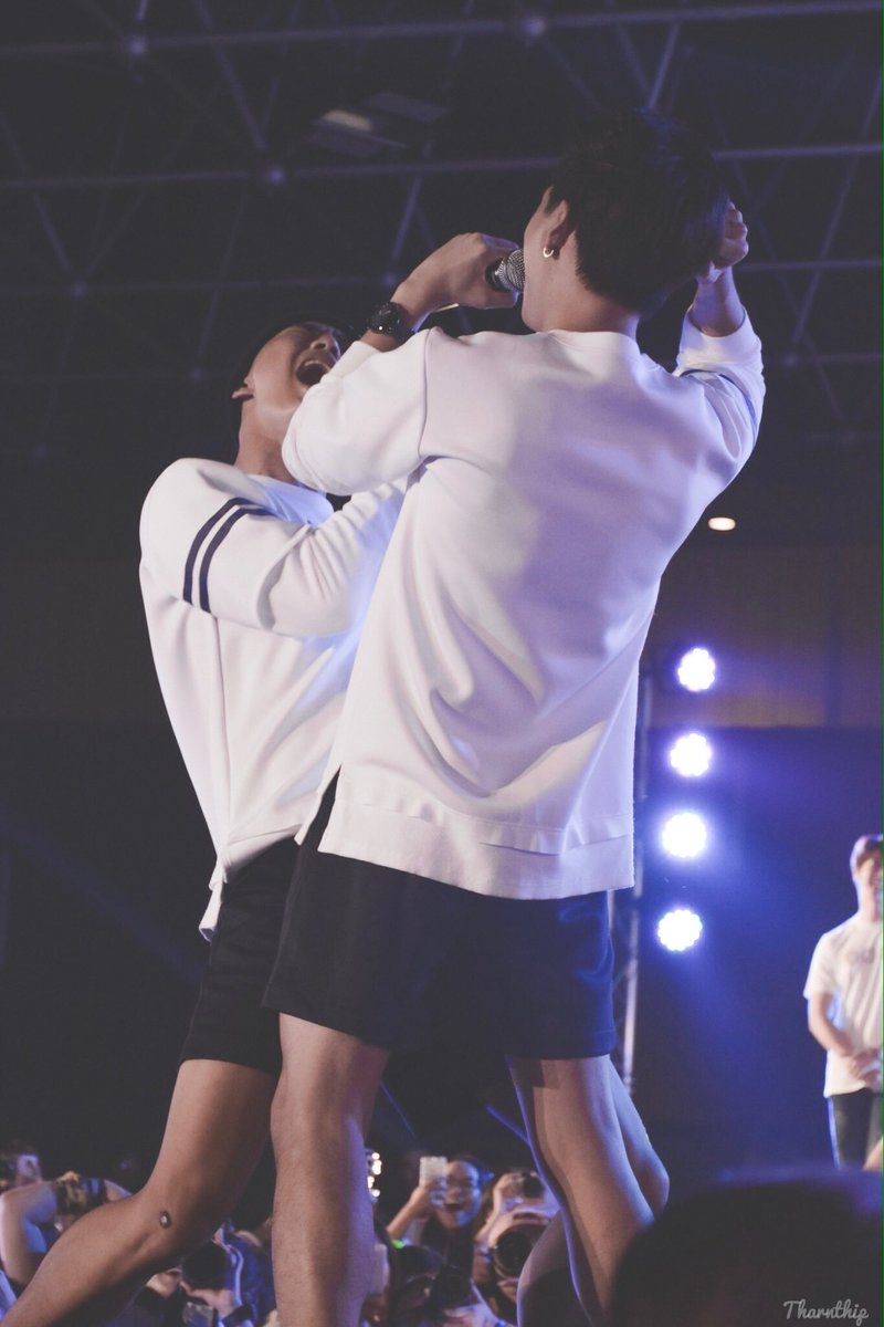 mtbtharnthip's tweet photo. [170826] นี่มันคู่รักสายย่อป่ะเนี่ยย55555 @ohmpawatt @ImerbSittiwat #toeysittiwat #ohmpawat #MIRlastjourney #ohmtoey https://t.co/0xmaSyYir3