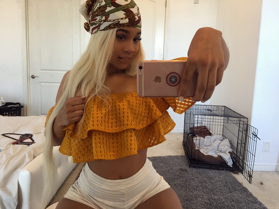 YubiHonest's tweet photo. Im laughing at my wrist lol get that angle boo #flickada https://t.co/z7M9Ql8Fft