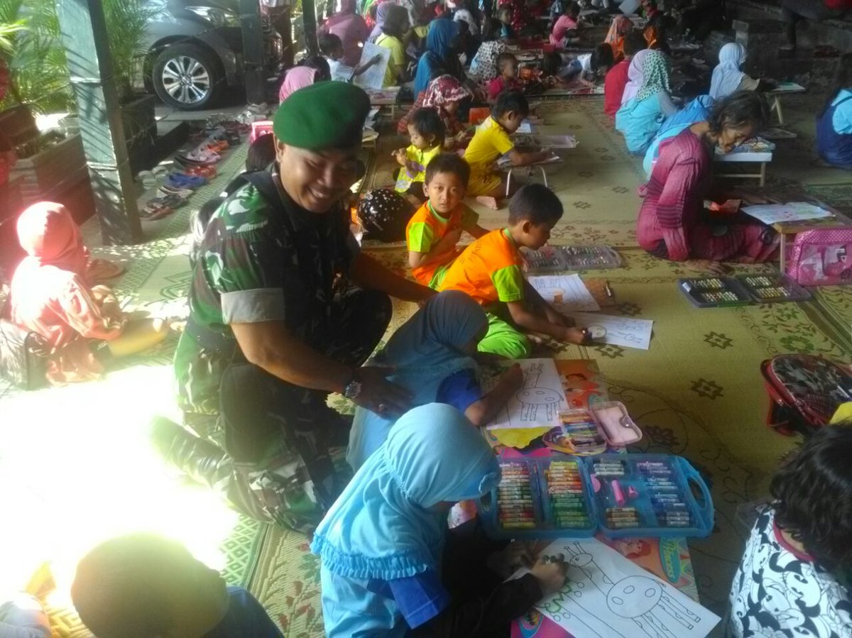 DANRAMIL 11 /KRATON BERSAMA ANGGOTA KUNJUNGI SEKOLAH LUAR BIASA SDLB DAN SMPLB DI WILAYAH <a href="/pendamdiponego1/">pendam diponegoro</a> <a href="/Puspen_TNI/">Pusat Penerangan TNI</a>