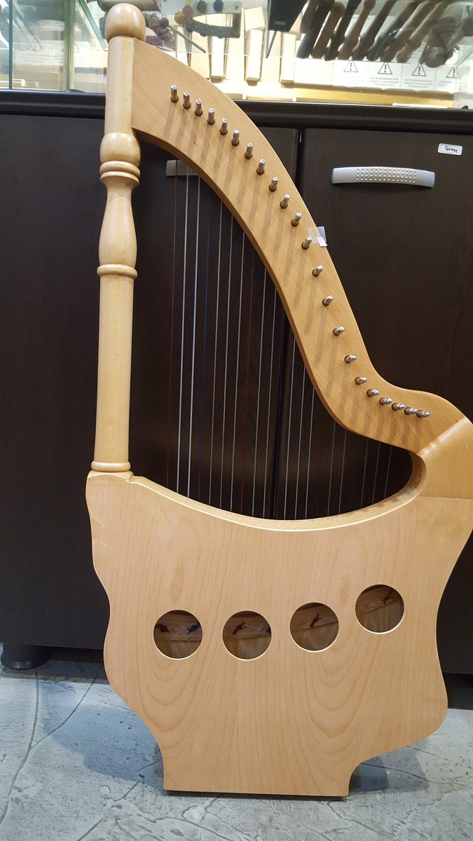 류트하프. 22현(Lute. Harp)
뒷면의 울림통