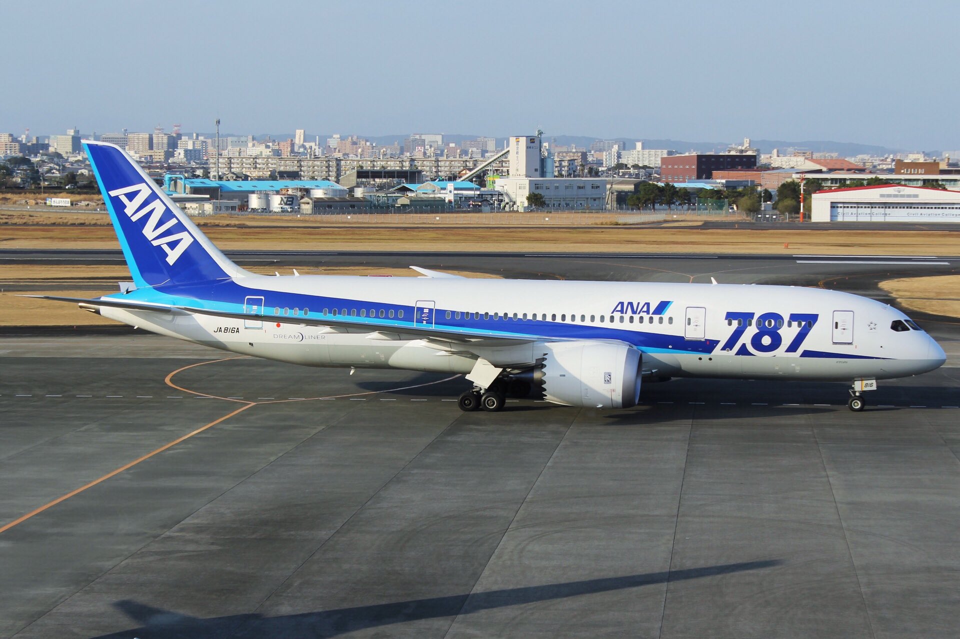 Tak 今日で宮崎空港の定期便からanaの767が消え ワイドボディ機の定期運航がなくなりました 時代の流れとはいえ 全盛期は 伊丹線にもsrが就航していたことを考えると寂しい限りです Jpeg画像と写真の写真で大したものではありませんが4枚 T Co