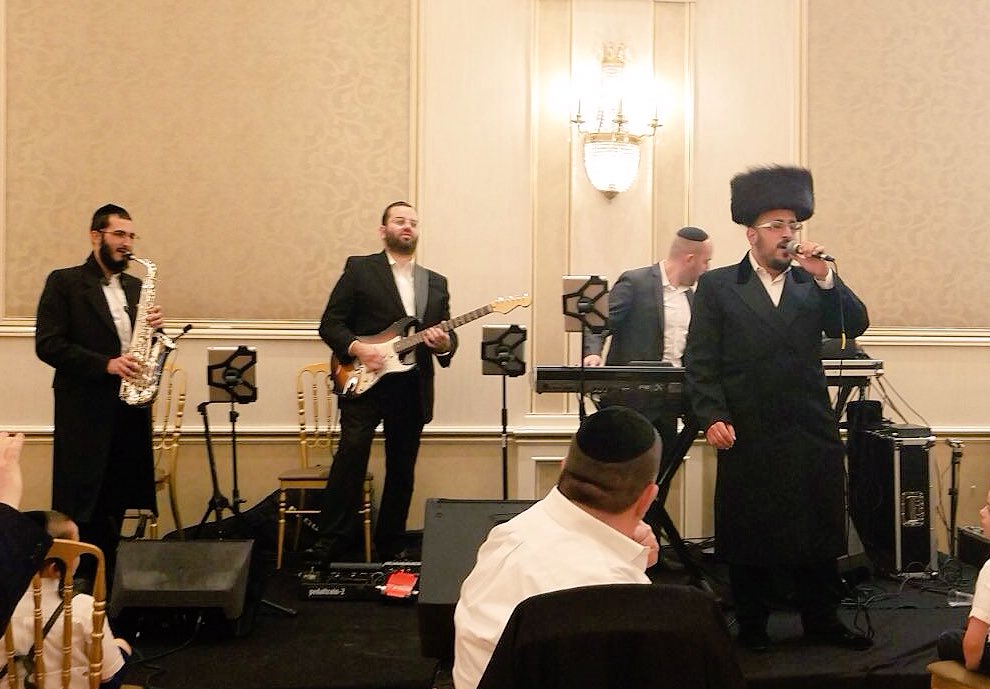 JewishMusicHook's tweet photo. Pictures of the one and only @LipaSchmeltzer performing at tonights wedding in @AteresGolda with @shimmyengel &amp; @moshekestenbaum productions https://t.co/Dyc6YX6Tpl