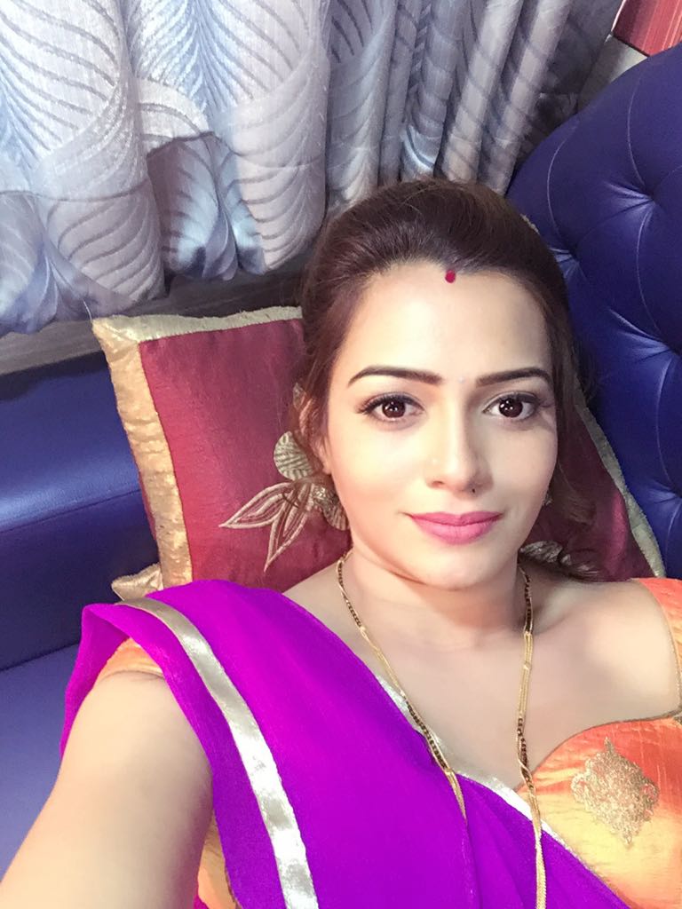 SamiksshaJ's tweet photo. Hey guys, Here is my look from Poster Boys as Surajmukhi. How do I look? 
#WorkLife #Acting #Actress #Bollywood #Surajmukhi #posterboys https://t.co/NlJpKA1qJh