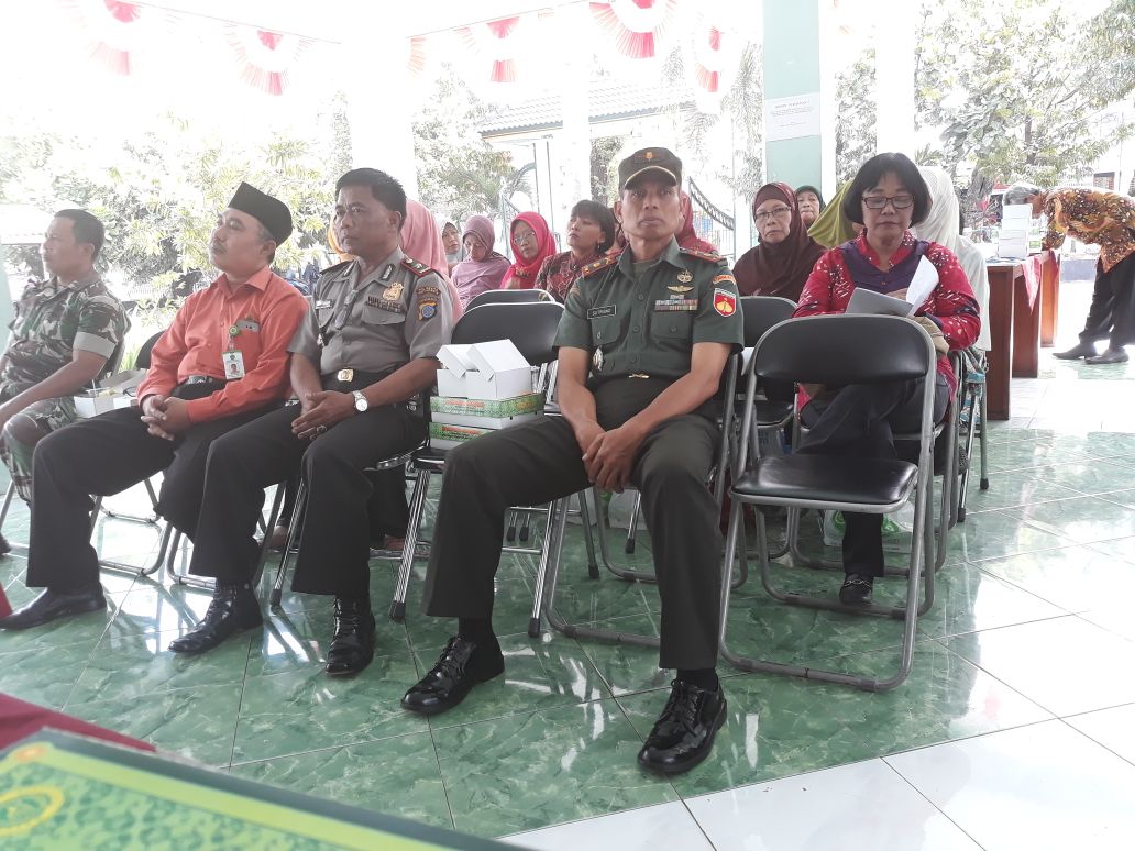 BABINSA KORAMIL 06/MG HADIR DALAM PEMBENTUKAN KAMPUNG KB.<a href="/pendamdiponego1/">pendam diponegoro</a> <a href="/Puspen_TNI/">Pusat Penerangan TNI</a> <a href="/infojogja/">info jogja</a> <a href="/YogyaIstimewa/">IG: YOGYAISTIMEWA</a>