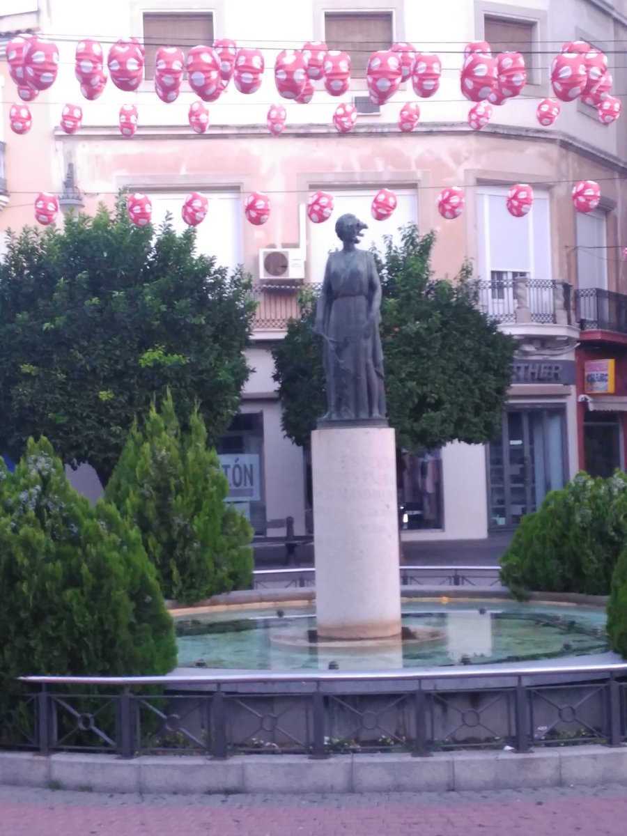 COPEMERIDA's tweet photo. Mérida amanece llena de farolillos que anuncian el inicio de la Feria de Septiembre hoy a las 21:30h con el encendido oficial. https://t.co/8a6ClkYP61