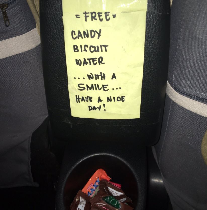 raspberrymich's tweet photo. @lordnicolas_ Thats not true, actually nagbook ako kanina lang before lunch and nakapromo pako ng 100php off and eto ang nakita ko pagpasok ko ng car 😍😍 https://t.co/IaDBklQMZe