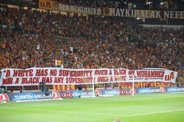 Alkanz's tweet photo. "Pas de supériorité d'un Blanc sur un Noir, ni d'un Noir sur un blanc" extrait d'un hadith du Prophète (saws) par les fans de @Galatasaray https://t.co/OsIDWoUrmB