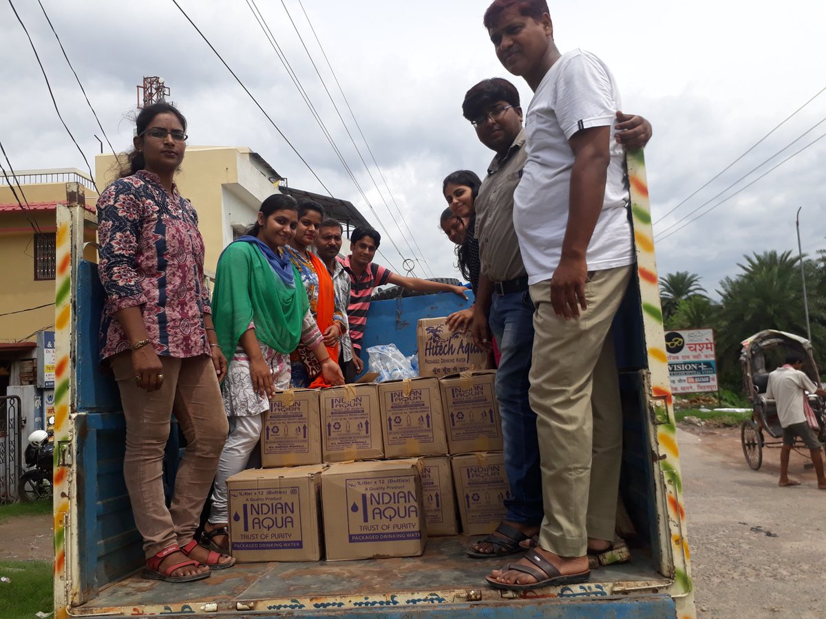 DrAlokkumarPT2's tweet photo. Some social work and flood relief in Mushari area Muzaffarpur through Indian Association of Physiotherapist Muzaffarpur branch.@NitishKumar https://t.co/rWxO6sKwW6